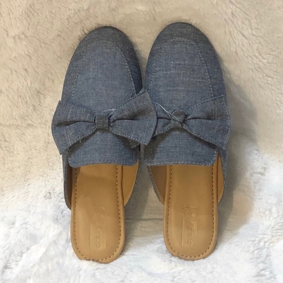 ✨🆕💙CRAZY 8 GIRLS BLUE CHAMBRAY SANDALS💙 - Picture 2 of 4